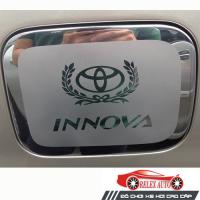 Ốp trang trí nắp bình xăng inox Toyota Innova